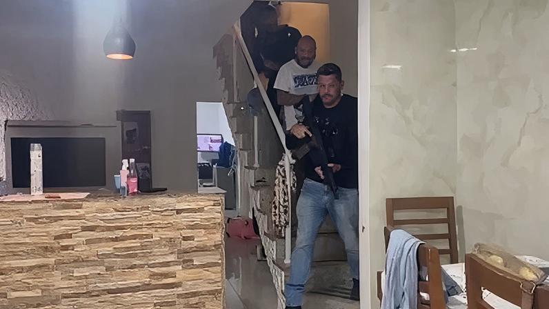 Após ser localizado em imóvel de luxo, homem é levado pela PCERJ por ormação de milícia privada e comércio ilegal de arma de fogo.
