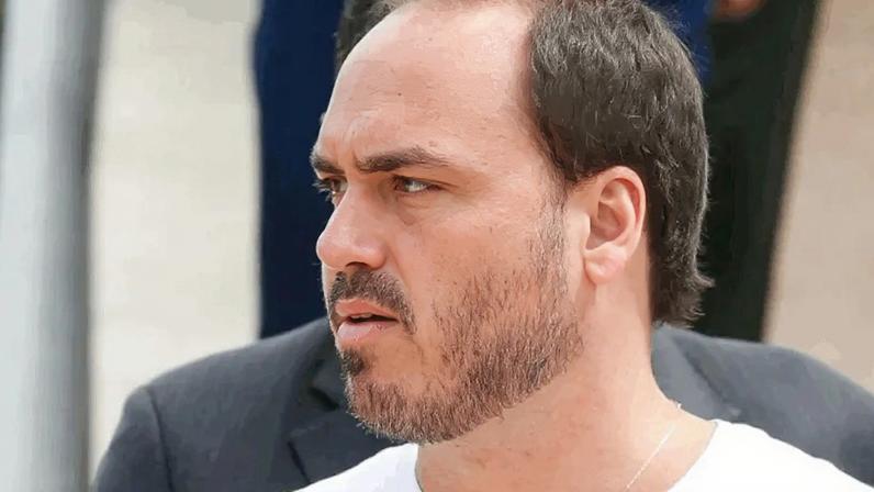 Carlos relata vômitos, soluços e tontura de Bolsonaro na Papuda