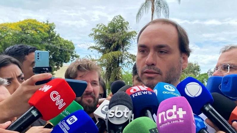 Carlos Bolsonaro fala com a imprensa.