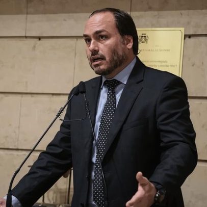 Carlos Bolsonaro cobra prefeitos e vereadores do PL por apoio a Flávio nas redes