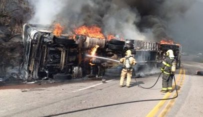 Caminhão capota, pega fogo e fecha a BR-381 na Grande BH