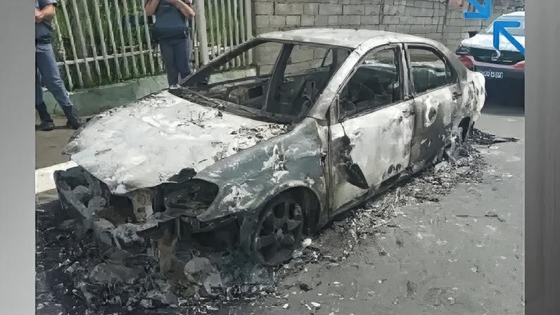 Carro da vítima foi incendiado e abandonado em via pública