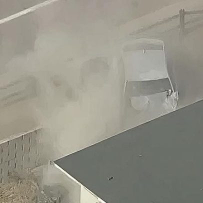 Carro bate em casa durante perseguição policial na Califórnia