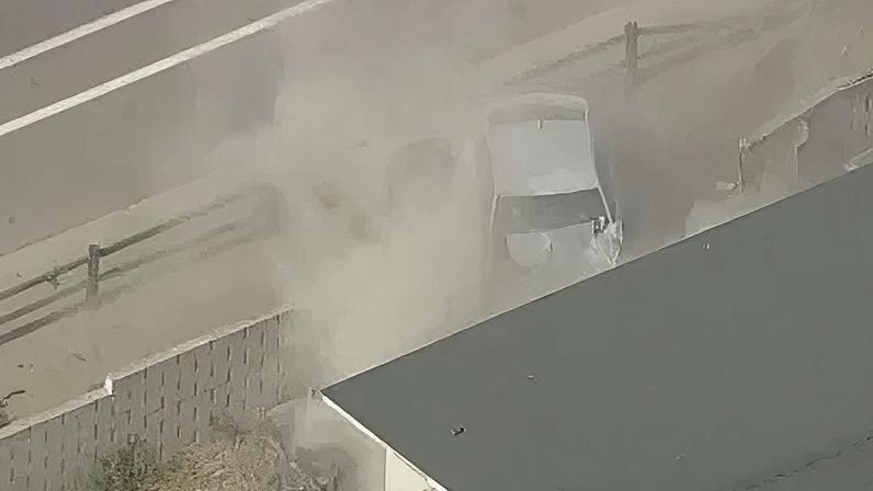Carro colide com casa após perseguição policial na Califórnia