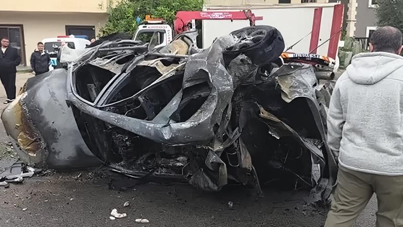 Carro danificado e carbonizado em Jiyyeh, Líbano, após ataque israelense