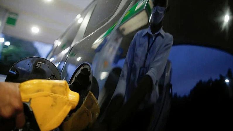 Carro é abastecido em posto de combustível em Brasília