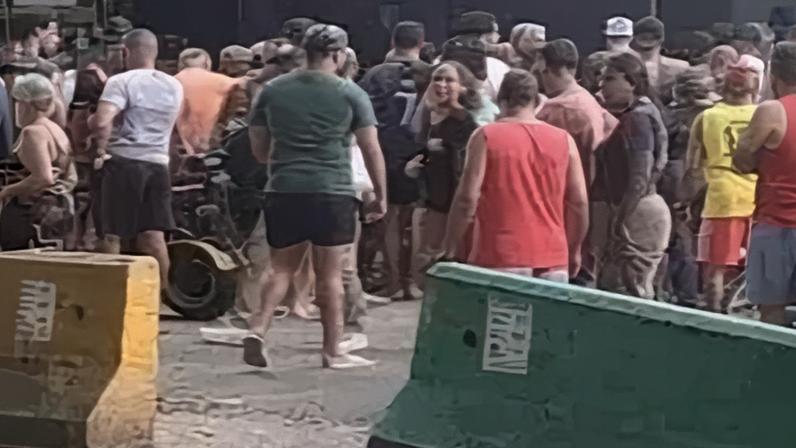 Policiais militares isolaram a área na Avenida Canal da Taxa, no Terreirão, após o ataque a tiros que deixou duas pessoas mortas.
