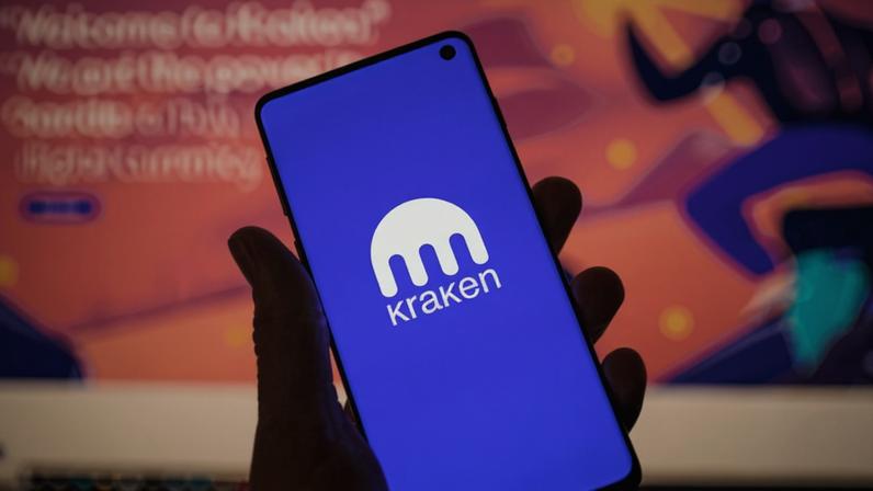 Celular com o logo da corretora de criptomoedas Kraken na tela