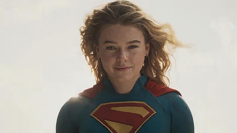 Cena do filme "Supergirl" estrelado por Milly Alcock em 2026