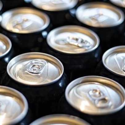 Escassez de latas na Índia atinge cerveja, estoque em crise