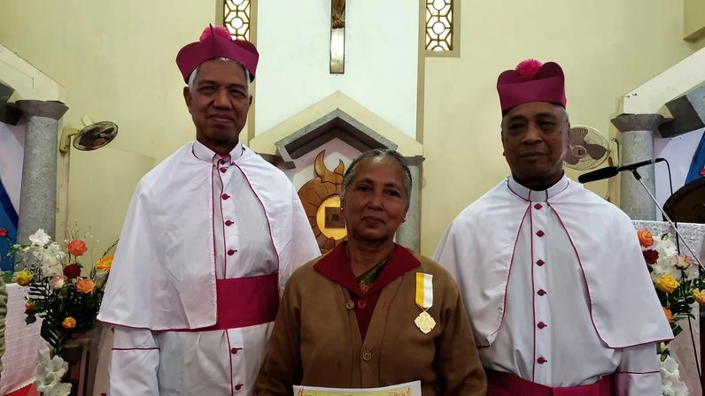 Lobdine Chisim, que recebeu a honraria papal Pro Ecclesia et Pontifice, está ladeada pelo Padre Peter Rema (à esquerda) e pelo Padre Simon Hacha (à direita) — ambos agraciados pelo Papa com o título de monsenhor — em uma cerimônia de reconhecimento por seus serviços e contribuições à Igreja e à sociedade, realizada em 11 de janeiro de 2025, em Mymensingh, Bangladesh. (Foto: Foto cortesia de Lobdine Chisim)