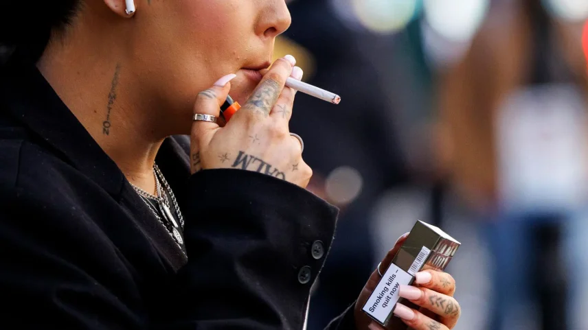 Dados do governo britânico mostram que doenças relacionadas ao cigarro matam 80 mil pessoas ao ano no Reino Unido. (Foto: Tolga Akmen / EFE)