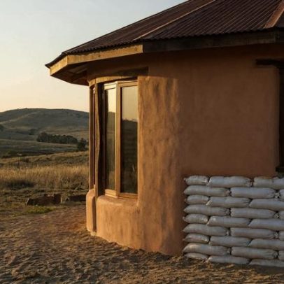 Família constrói casa circular com recursos simples, demonstrando ecoconstrução