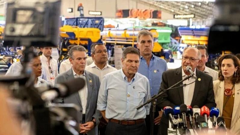Agr_Divulg Marchesan (no centro), presidente da Agrishow, na fala de Alckmin