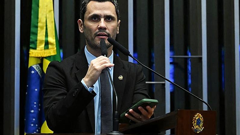 Na imagem, o senador Cleitinho, que lidera as pesquisas ao governo de Minas Gerais