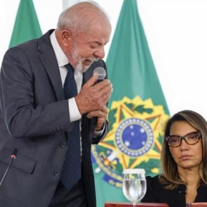 Janja corrige Lula durante sanção de leis de proteção à mulher