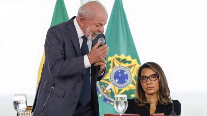 Janja corrige Lula durante sanção de leis de proteção à mulher