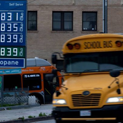 Preço da gasolina nos EUA recua levemente, ainda acima de US$ 4 por galão