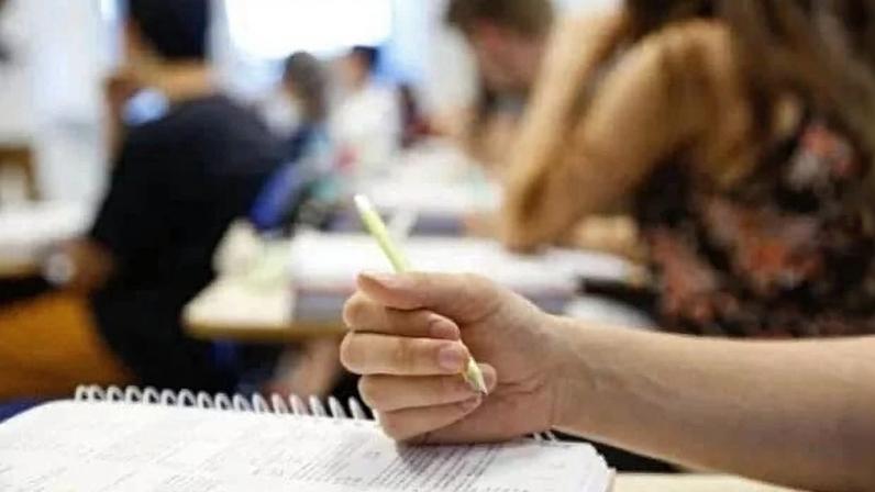 Imagem colorida de mão segurando caneta concursos públicos mpu casa da moeda Concurso Nacional Unificado - Metrópoles