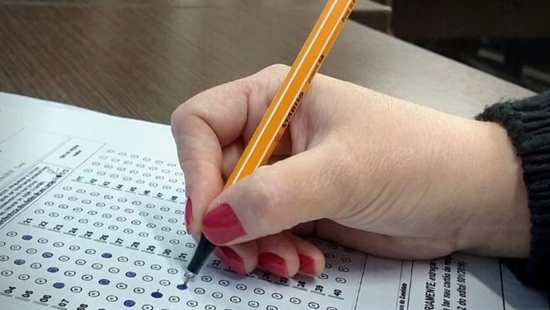 1 de 1 Mão de estudante preenchendo gabarito de prova de concurso - Metrópoles
