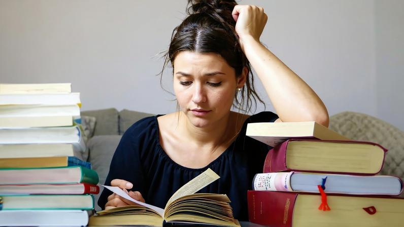 Mulher estudando um livro