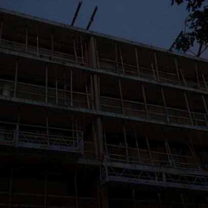 Sete prédios de luxo ficam abandonados após paralisação de obras no RJ