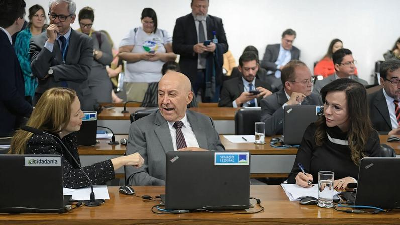 Na imagem, o senador Confúcio Moura (ao centro) aparece ao lado da senadora Professora Dorinha Seabra (à dir.) em comissão da Casa Alta