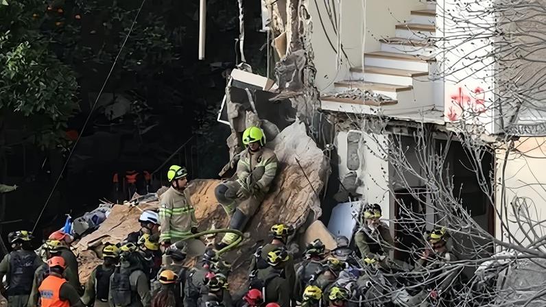Consequências do impacto de um projétil em Haifa.