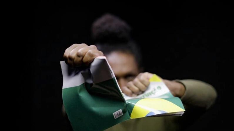 A Nova República se esgotou; cumpriu seu papel em relação à democracia, mas é um fracasso do ponto de vista de um país que se pretende o país do futuro, diz o articulista