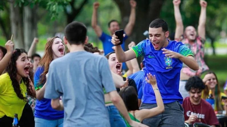 Na imagens, brasileiros reunidos para assistir a jogo da Seleção Brasileira, em Brasília