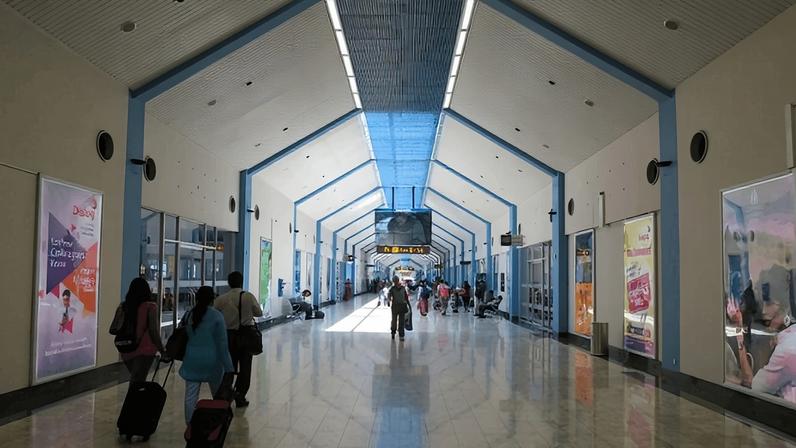 Interior do terminal do Aeroporto Internacional de Bandaranaike, em Katunayake, no Sri Lanka | Foto: Wikipédia