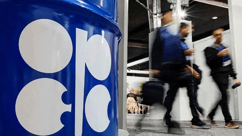 Pessoas passam por uma instalação que representa um barril de petróleo com o logotipo da Opep | Foto: Maxim Shemetov/Reuters - 19.11.2024