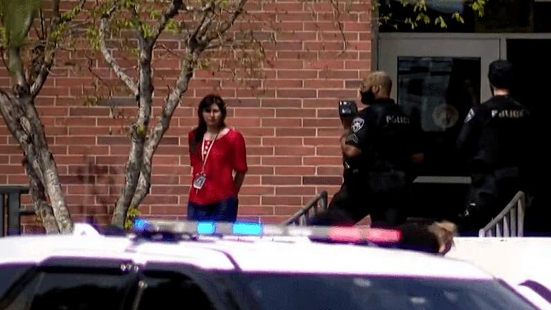 Detetives da polícia de Tacoma e peritos forenses do lado de fora da Henry Foss High School, em Tacoma, no estado de Washington (EUA) após ataque com faca que deixou seis feridos | Foto: Reprodução/YouTube/@@NBCNews