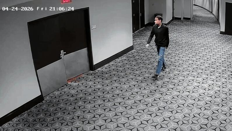 Cole Tomas Allen, suspeito de planejar atentado contra o presidente dos EUA, Donald Trump, é visto caminhando pelos corredores de hotel em Washington onde republicano participava de jantar | Foto: Reprodução/X/@@USAttyPirro - 30.04.2026