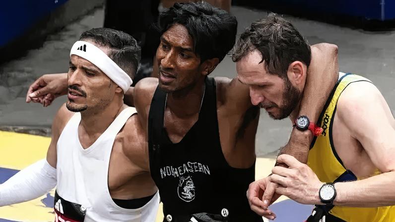 Robson Oliveira (de branco), Ajay Haridasse (de preto) e Aaron Beggs (de amarelo) completam a Maratona de Boston