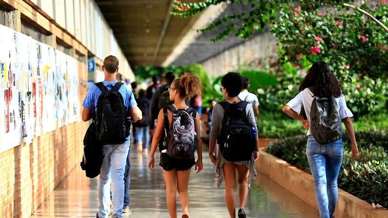 Imagem colorida de alunos no campus da UNB