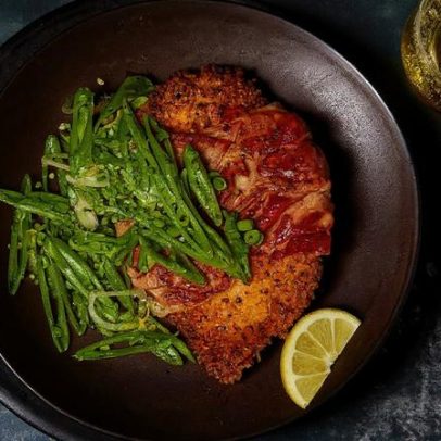 Filés de frango com presunto crocante são a atualização de primavera