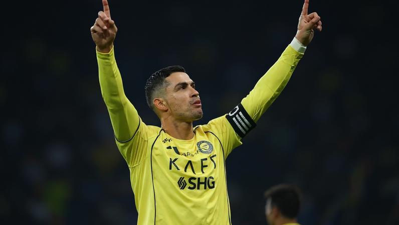 Cristiano Ronaldo comemora gol marcado pelo Al-Nassr sobre o Al-Okhdood