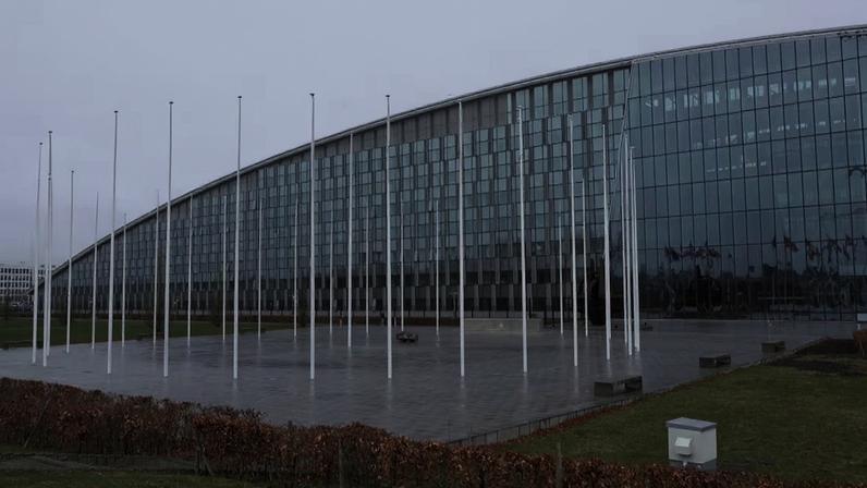 Bandeiras na entrada de prédio da Otan