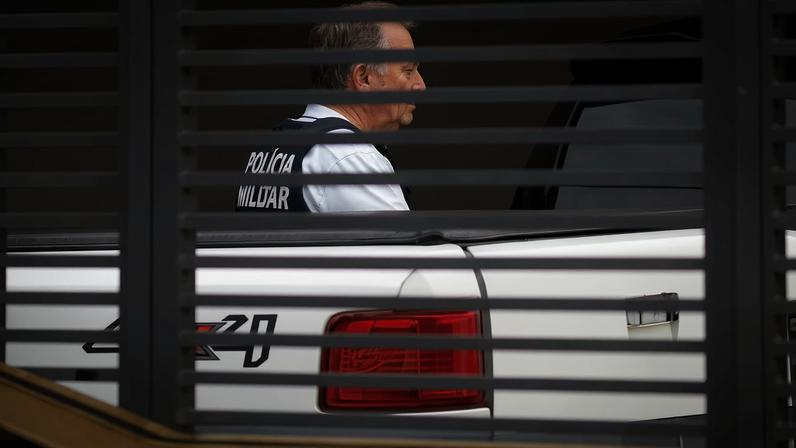 Jair Bolsonaro está em prisão domiciliar temporária, após passar mal na Papudinha e ser internado
