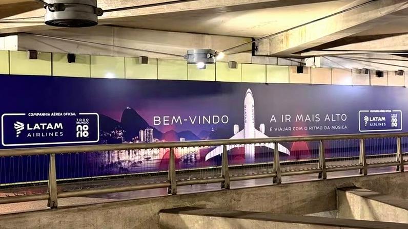 Trens, estações e aeroporto no Rio de Janeiro: customização com a campanha