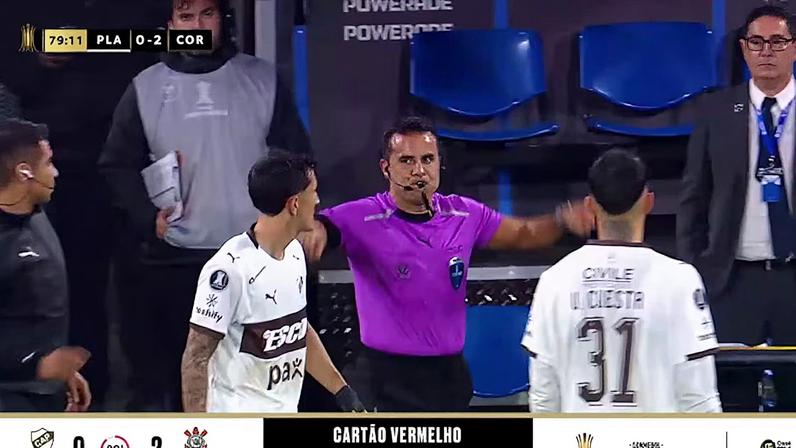 Após VAR, jogador do Platense é expulso; Corinthians fica com um a mais