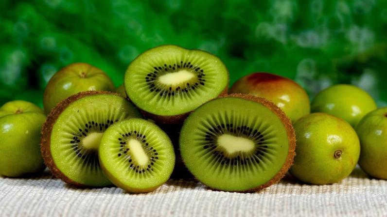 Com sabor refrescante e polpa de cor chamativa, o kiwi conquistou espaço na alimentação em vários países. Além do gosto característico, a fruta também chama atenção pelas propriedades nutricionais que atraem quem busca uma dieta equilibrada.