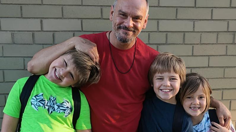 Pai abandona três filhos em casa incendiada; eles não resistem