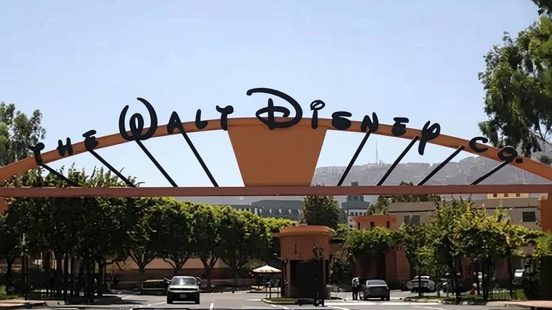 Entrada dos estúdios Walt Disney em Burbank, Califórnia, EUA em 6 de agosto de 2018