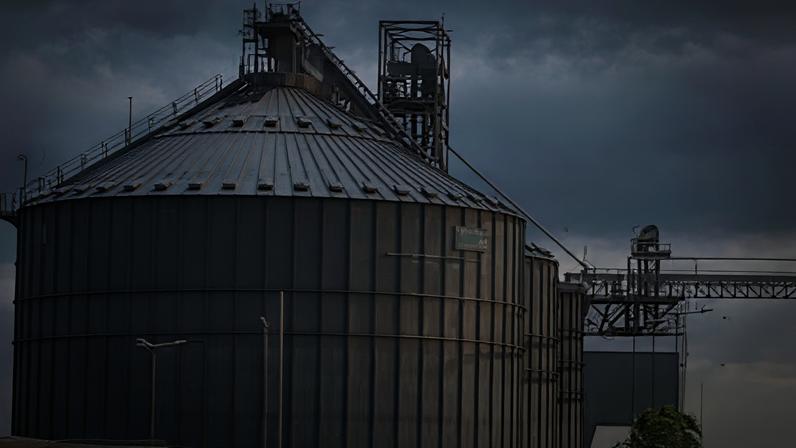 Homem morre soterrado em silo de grãos durante manutenção em Cabedelo