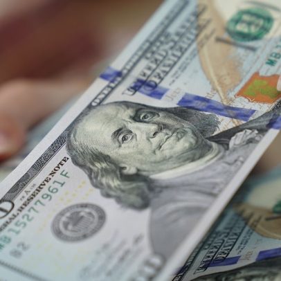 Ibovespa cai e dólar chega a R$ 5,02 com cautela no Oriente Médio