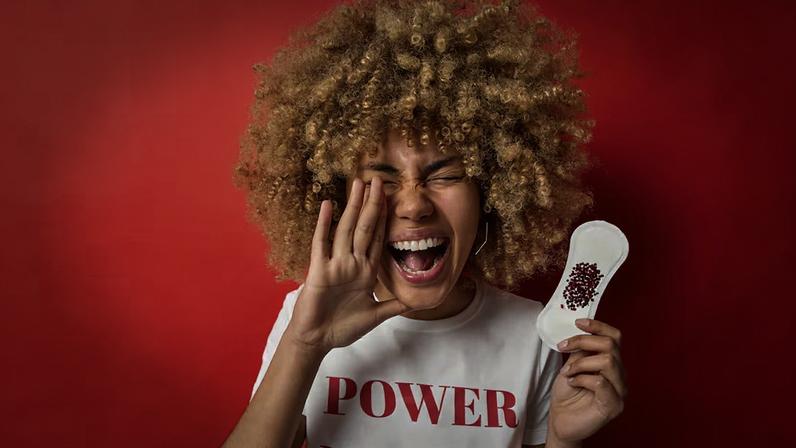 A máscara menstrual situa-se na interseção entre a positividade corporal, o ritual cultural e a pseudociência