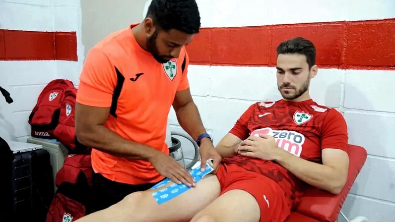 Atleta da Portuguesa faz tratamento com faixa com canabidiol (Foto: Divulgação/Portuguesa SAF)