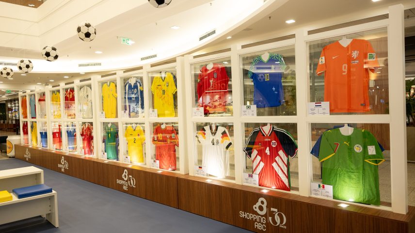 Exposição gratuita com camisas históricas de mais de 50 seleções no ABC Paulista